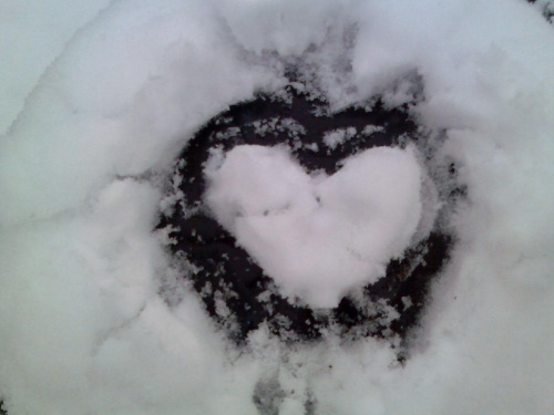 serce na śniegu kreślone