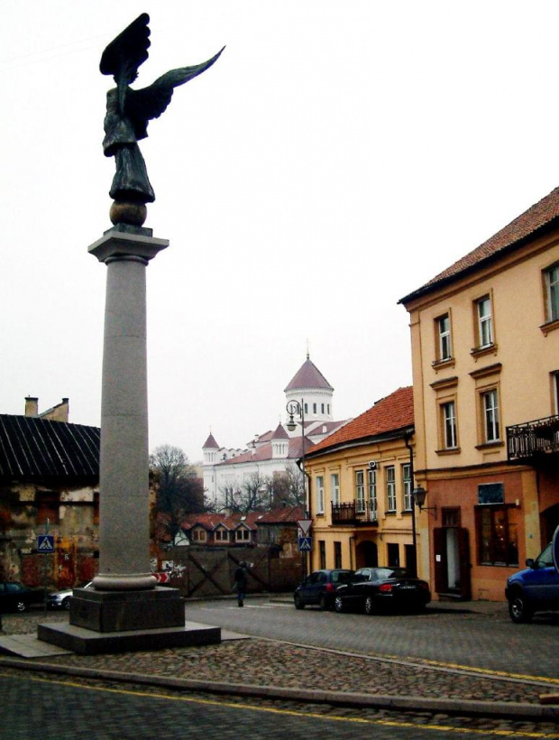 Wilno.Zarzecze.Przy zbiegu ulic Młynowej(Malunu) i Popławskiej(Paupio) jest niewielki placyk, w XVI wieku stała tu cerkiewka św.św.Piotra i Pawła, spłonęła. XVIII w.był ustawiony tu krzyż. W XIXw. postawiono kapliczkę, podczas rekonstrukcji ulic w 1946...