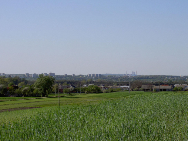 Widok na wioskę, w tle pobliskie miasto