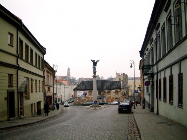 Wilno.Widok z ul.Zarzecznej na placyk z rzeżbą Anioła Zarzecza.W prawo ul.Młynowa,w lewo ul.Popławska.