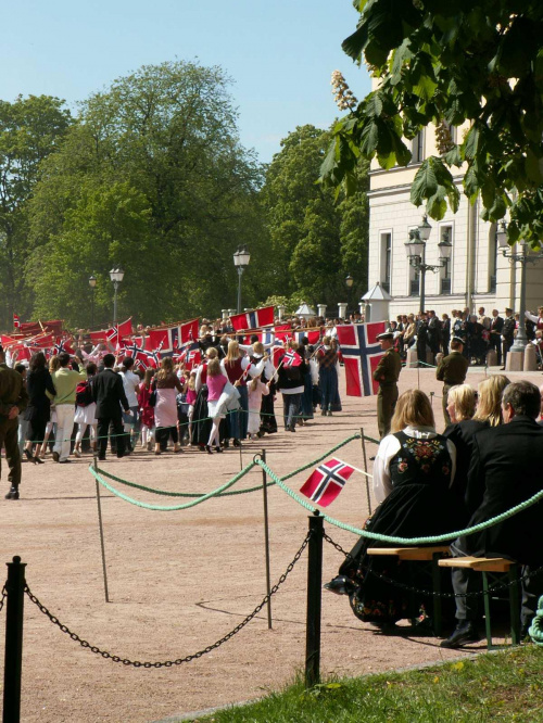 parada przed Rodziną Królewską