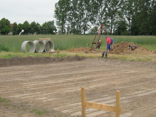 Ostatni dzień takiego widoku. Jutro robią wykop pod ławy fundamentowe. A z tyłu studnia - już pojawiła się w niej woda. Pan Franek jest na 13tym kręgu.