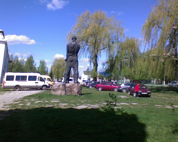 Letyczów. Pomnik ukraińskiego "geroja" narodowego (taki ukraiński Janosik). Parking przed sanktuarium. Sporo aut, bo jakiś zjazd rodzin był...