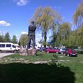 Letyczów. Pomnik ukraińskiego "geroja" narodowego (taki ukraiński Janosik). Parking przed sanktuarium. Sporo aut, bo jakiś zjazd rodzin był...