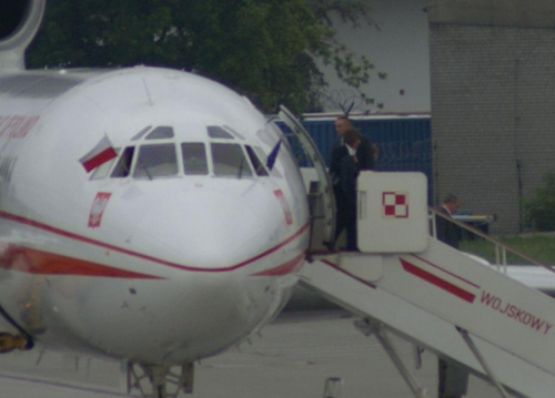 Pan Kaczyński wysiadający z rządowego Tu-154