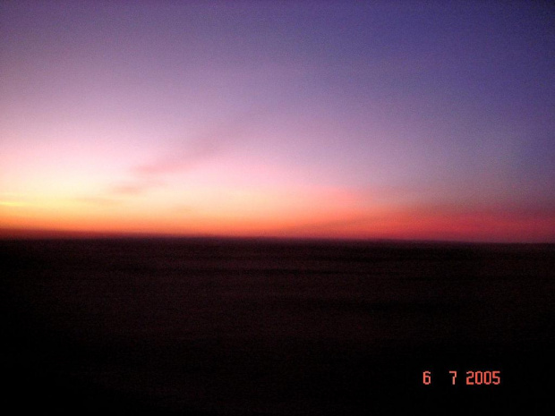 Okolica Zwrotnika Raka. Wschód słońca na pustyni Nubijskiej. Jedno z najsuchszych miejsc na ziemi.