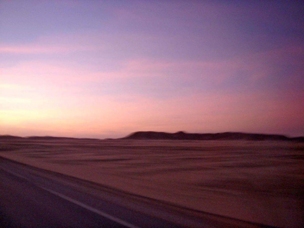 Okolica Zwrotnika Raka. Wschód słońca na pustyni Nubijskiej. Jedno z najsuchszych miejsc na ziemi.