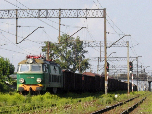 ET 22-886 Z pociągiem towarowym w dniu 06.06.2007. Radom Wschodni