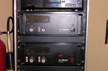 rack Dolby - na górze procesor CP-55, poniżej odtwarzacz CD i wzmacniacze mocy #kino #sopot #KinoBaltyk #projekcja #projektor #kinotechnika #kinooperator