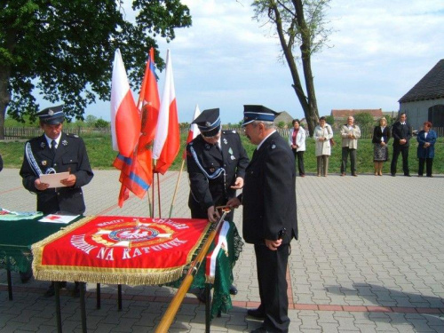 Wbicia gwoździa okolicznościowego w drzewiec sztandaru dokonał Skarbnik OSP Czepielowice druh Zdzisław Makarewicz.