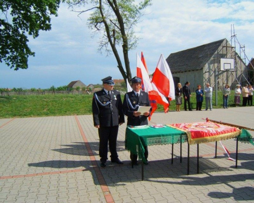Dnia 12 maja 2007 wręczono naszej OSP uroczyście sztandar ufundowany przez mieszkańców naszej miejscowości.Cała impreza zaczęła sie od zbiórki zaproszonych gości oraz pocztów sztandarowych z naszej gminy przy remizie. Następnie przemaszerowano do kości...
