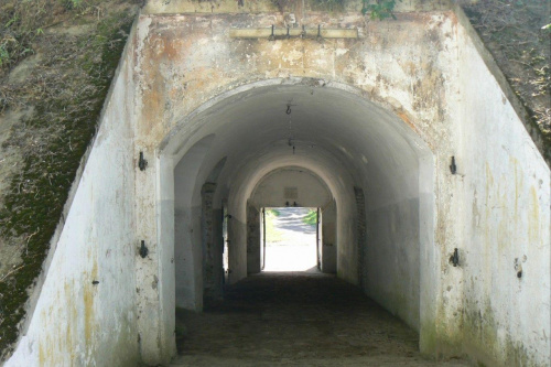 Widok z wnętrza fortu w kierunku wyjścia - przez bramę główną.