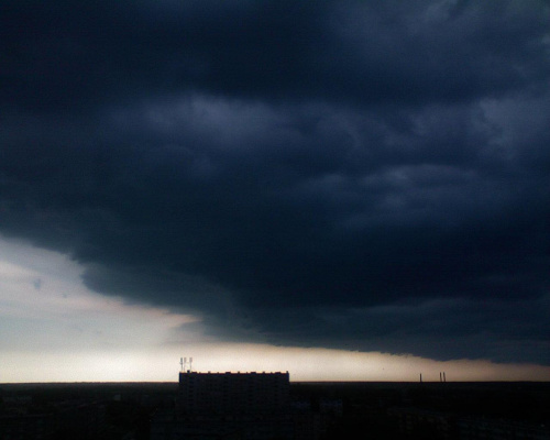 Wczoraj nadeszła taka chmura, ze brakowalo mi swiatla zeby ja sfotografowac #chmura #burza #tomaszów
