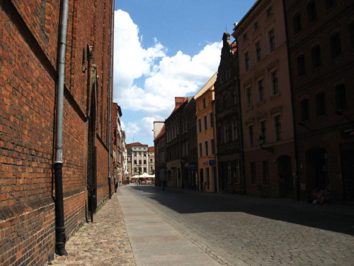 Ulica Panny Marii po lewej kościół NMP, w oddali widać Rynek Staromiejski #Toruń #UlicaPannyMarii