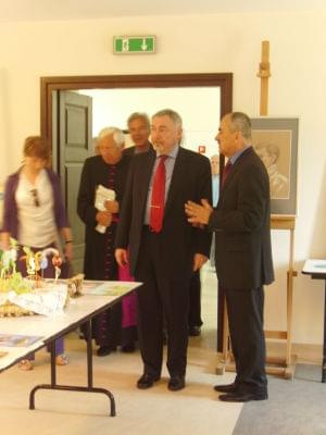 Prezydent Krakowa prof.Majchrowski ogląda wystawe prac