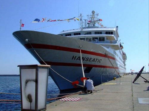 Hanseatic to najmniejszy- mówiąc krótko "pikuś" - ze stateczków, jakie dziś gościły w Gdyni. Ten wpłynąłna Nb. Pomorskie tzn. na Skwer Kościuszki. Inne zacumowały i otoczyły dawny Dworzec Pasarzerski #NavigatorOfTheSeas