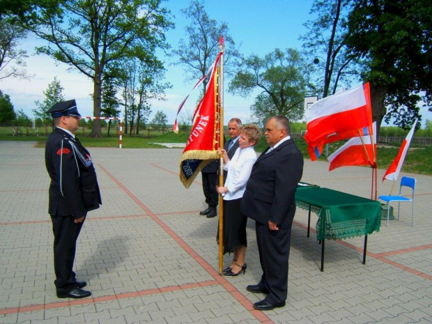 Początek ceremonii przekazania sztandaru. Sztandar jeszcze w rękach Pani Ewy Makarewicz.