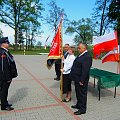 Początek ceremonii przekazania sztandaru. Sztandar jeszcze w rękach Pani Ewy Makarewicz.