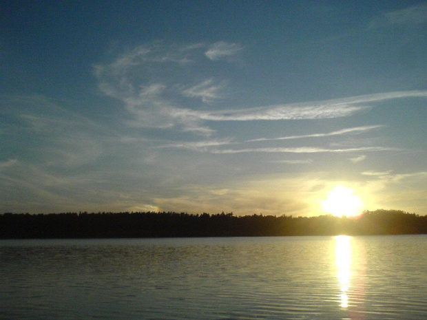 Promienie słońca pieszczą taflę jeziora