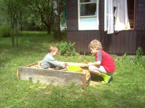 Moje wnuki i cała kompletna rodzinka,na działce w Swędowie...