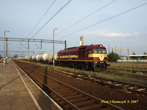 M62-2987 należąca do Rail Polska oczekuje na odjazd ze stacji Oborniki Wielkopolskie. #kolej #PKP #OborkiWielkopolskie #RailPolska #M62 #jesień