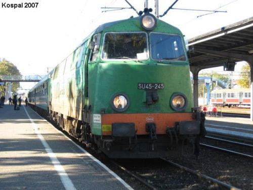14.10.2007 (Krzyż) SU45-245 z pociągiem pośpiesznym z Kostrzyna do Chełma/Zamościa.