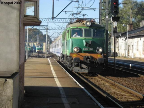 14.10.2007 (Krzyż) Pociag Tanich Lini Kolejowych relacji Szczecin Gł - Lublin z lokomotywą EU07-308