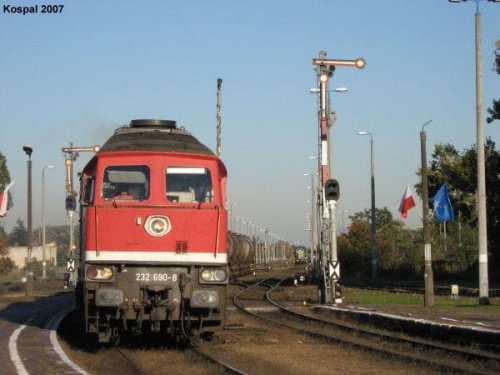 15.10.2007 Lokomotywa DB 232 690-8 z pociągiem towarowym rusza z KOA.