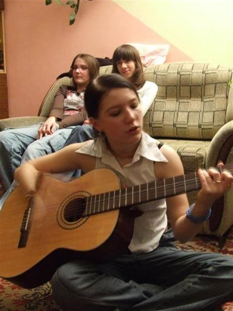 Z urodzin Kitty - Ann gra na gitarze