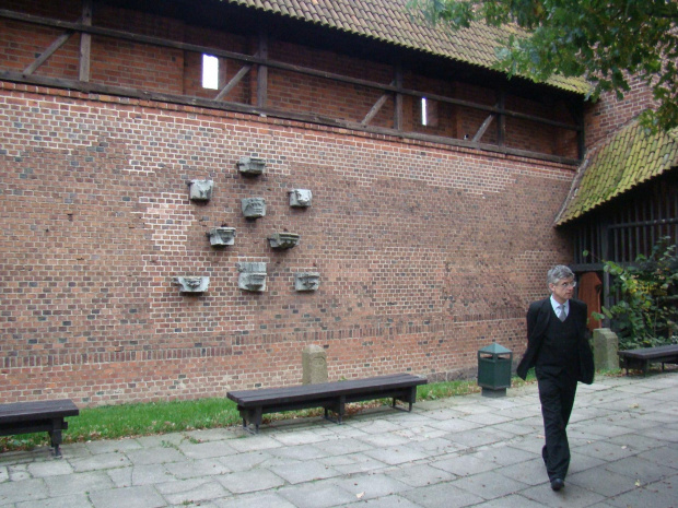 Przy zamku pokrzyżackim, w byłej stolicy państwa krzyżackiego Marienburgu ( Malborku )