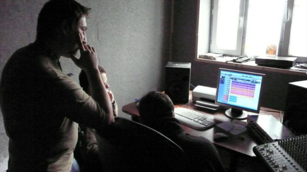 Studio Zgniatacz Dźwięków NIPU nagrywa demo. Vaciak odłuchuje wstępny mix. #nipu #vaciak #koncerty #blues #rock #kraków #muzyka #mariusz #gitara #bas #bebny #perkusja #KSW