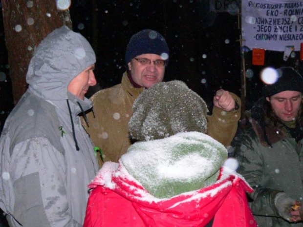 marek i Zbyszek w rozmowie z protestującymi