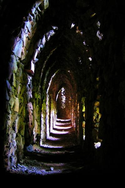 Tunel w ruinach zamku STARY KSIĄŻ