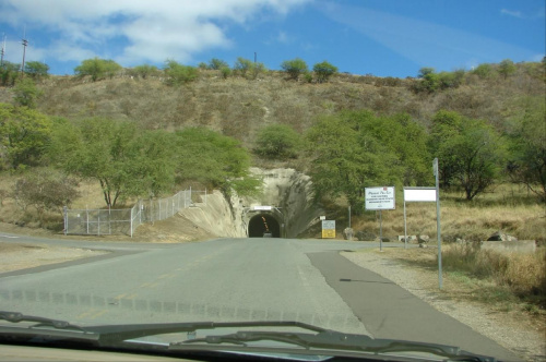 Diamond Head - wyjazd tunelem #wulkan #panorama #roślinność #przyroda #CudaNatury #ptaki #Hawaje #USA #Honolulu