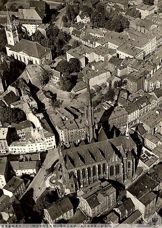 Fotografia lotnicza Śródmieścia Wałbrzycha widoczny m.in. kościól Ewangelicki oraz kościół Katolicki, ciekawostką jest widok nie istniejącej już dziś kamienicy na ulicy Pankiewicza.