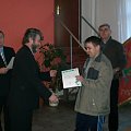Prezes ZO PZW Jerzy Musiał wręcza dyplom zwyciężcy zawodów o największą rybę Darkowi Kuczowi.