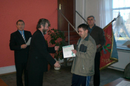 Prezes ZO PZW Jerzy Musiał wręcza dyplom zwyciężcy zawodów o największą rybę Darkowi Kuczowi.