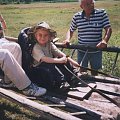 Bartek prowadzi wóz (w tle dziadek).