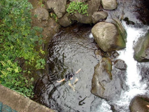 pomimo, że prawem skoki z mostu , zostały zabronione - hawajskie dziewczyny nie odmówiły sobie tej przyjemności, #dolina #natura #Iao #Hawaje #skoki #woda
