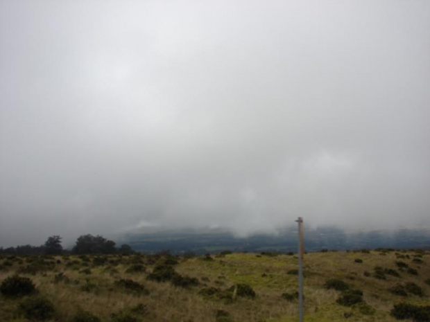 ziemię pokrywa coraz większa mgła chmurowa,gór już nie widać, #wulkan #szczyt #Maui #PonadChmurami
