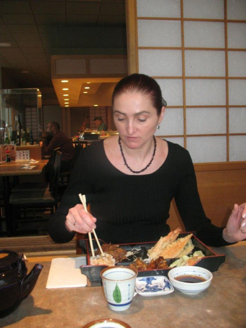 Proba jedzenia paleczkami.... Mikado, 12 III 2007