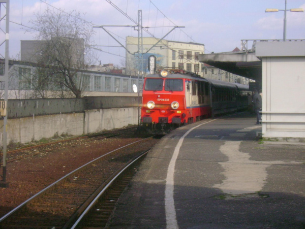 EP09-33 ciągnący skład "Sobieskiego" z Warszawy do Wiednia #kolej #Katowice