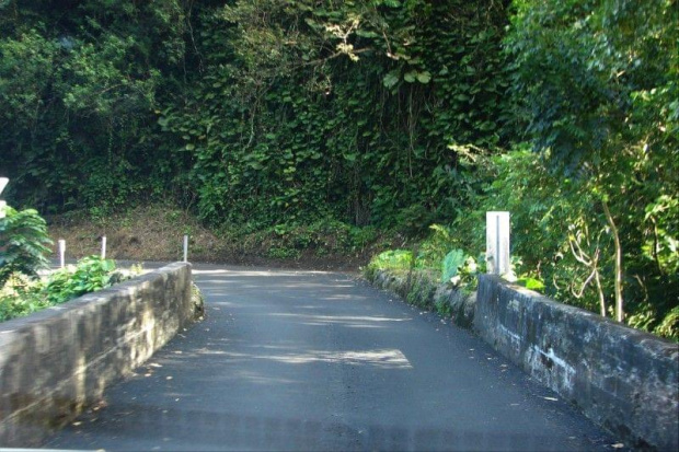na mostkach zwężenia, auta się przepuszczają, spokojnie bez nerwów, #Hana #Hawaje #Maui #natura #wodospady