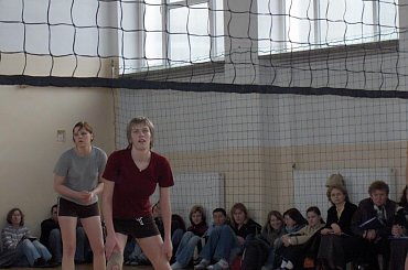 Z okazji I Dnia Wiosny odbył się towarzyski turniej siatkówki. Sędzią głównym zawodów był Zdzisław Nowaczek, a drużynom kibicowali licznie zgromadzeni uczniowie i nauczyciele #Sobieszyn #Brzozowa #IDzieńWiosny #Siatkówka #EwelinaNowaczyk