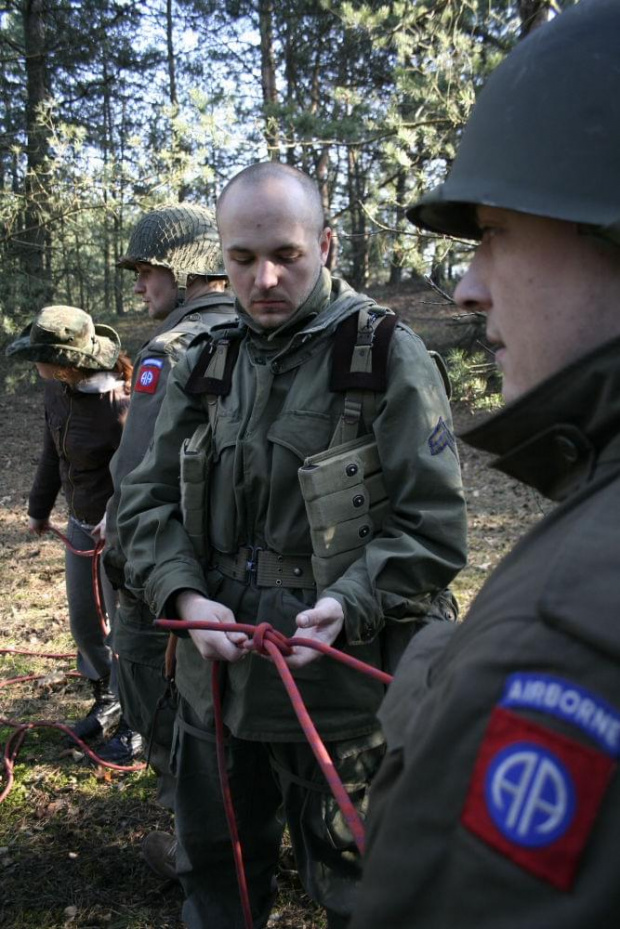 Trening dla Grup Rekonstrukcji Historycznych na poligonie w Toruniu z udziałem 82nd Airborne Division "PARAGLITE" w dniach 23-25 marca 2007 roku.