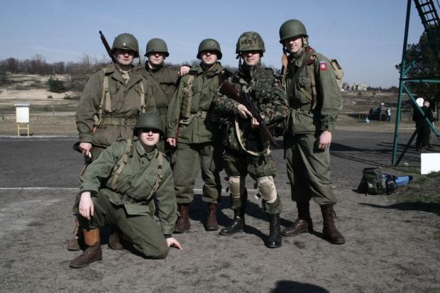 Trening dla Grup Rekonstrukcji Historycznych na poligonie w Toruniu z udziałem 82nd Airborne Division "PARAGLITE" w dniach 23-25 marca 2007 roku.