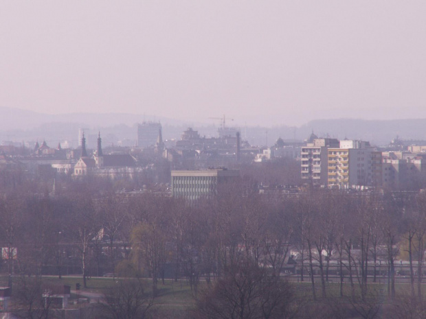 Widok z bloku na ulicy Lasówka Kraków marzec 2007 #kraków #miasto #wieżowiec #lasówka #koszykarska #widok #bloki #osiedle