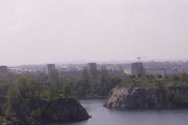 Widok ze skałek, na zakrzówku . Kraków 2006 #dach #skałki #zakrzówek #kraków #widok #blok