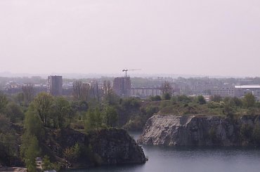 Widok ze skałek, na zakrzówku . Kraków 2006 #dach #skałki #zakrzówek #kraków #widok #blok