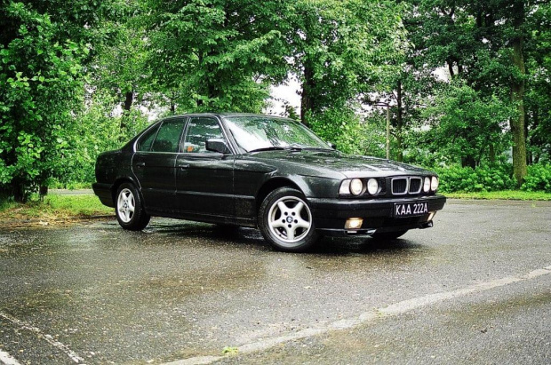 BMW 520iA z 1991r. silnik M50 150KM. Kolor: Diamant Schwarz Metallic